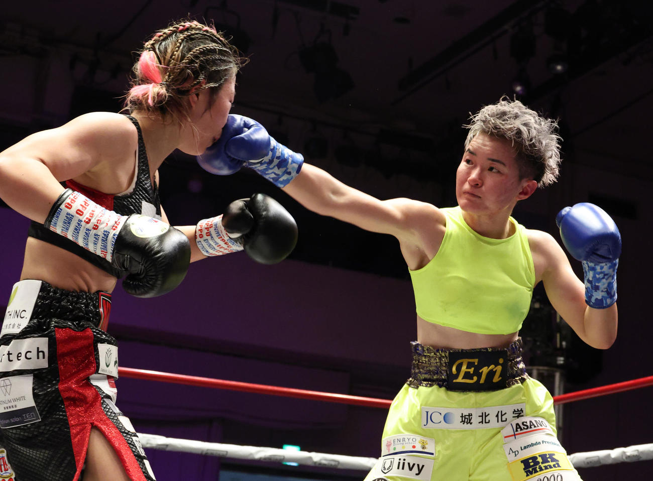 黒木（左）に右ストレートを浴びせる松田（撮影・中島郁夫）