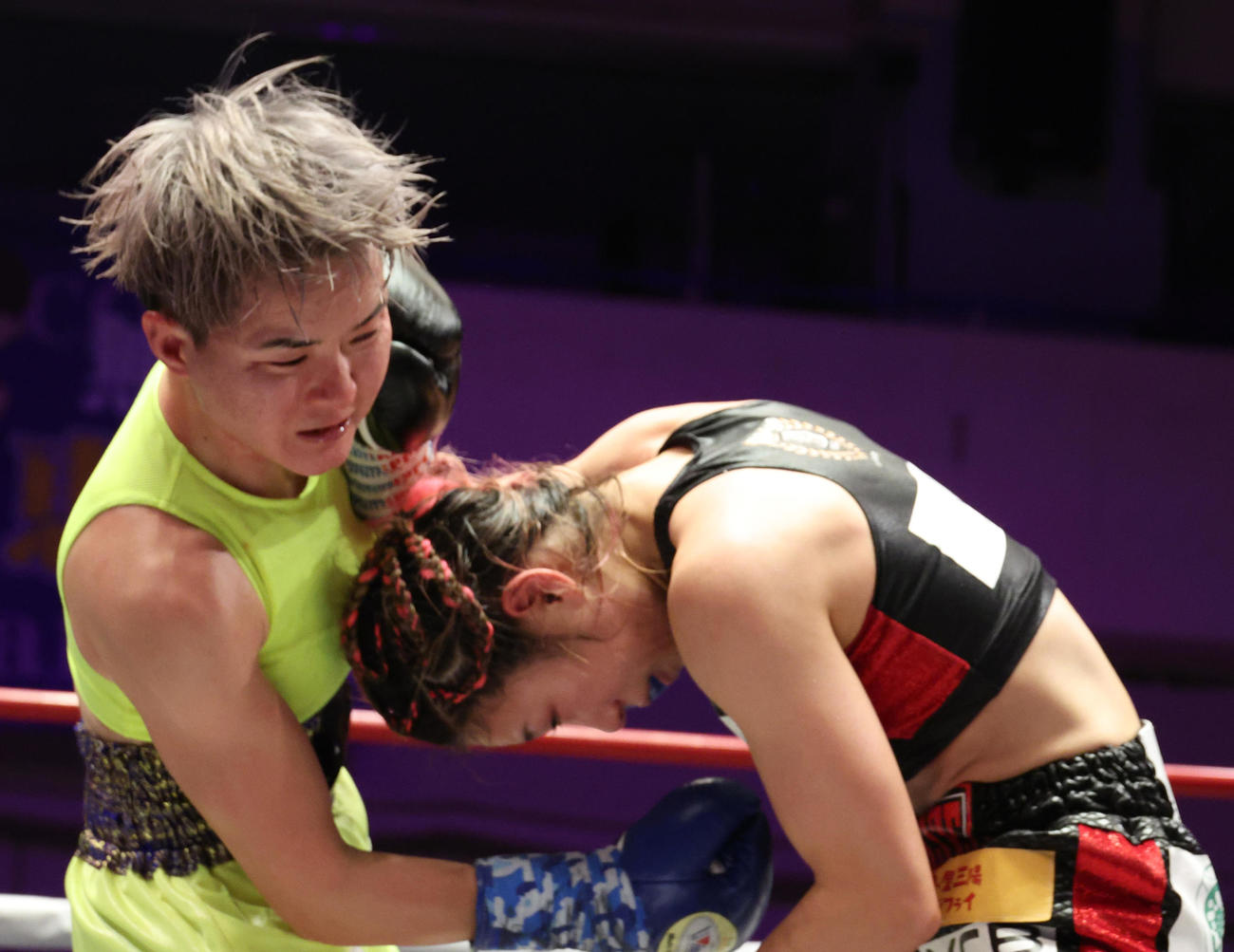 黒木（右）に右ボディーブローを浴びせる松田（撮影・中島郁夫）