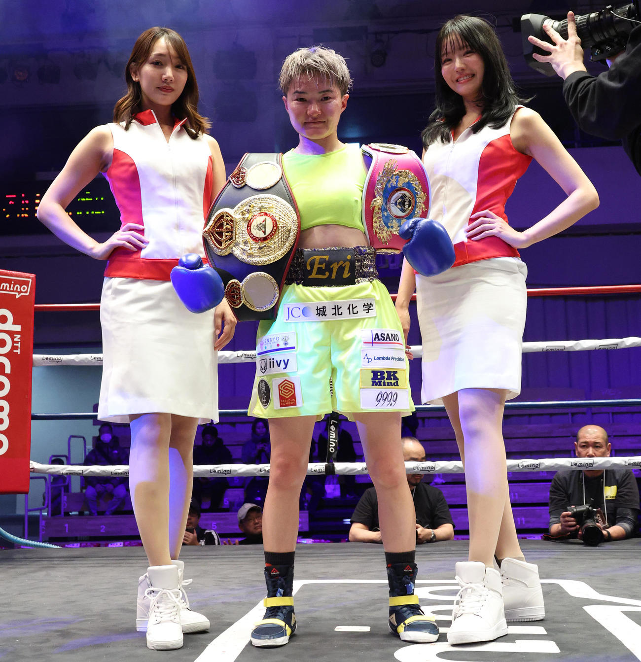 WBA・WBO女子世界アトム級統一新王者に輝いた松田（中央）（撮影・中島郁夫）