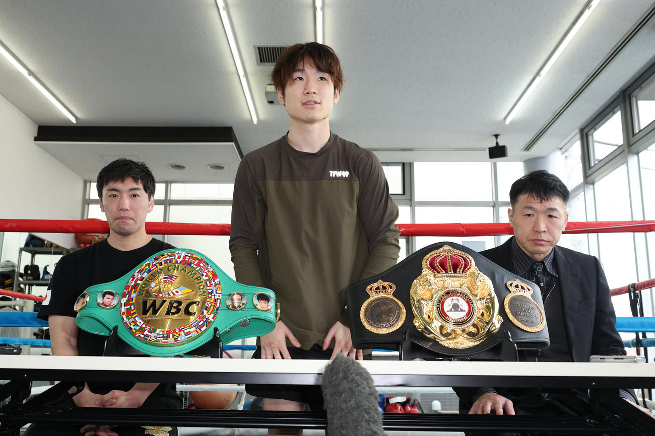 会見を行った、左から加藤トレーナー、WBAスーパー、WBC世界ライトフライ級統一王者寺地、父の寺地永会長（撮影・中島郁夫）