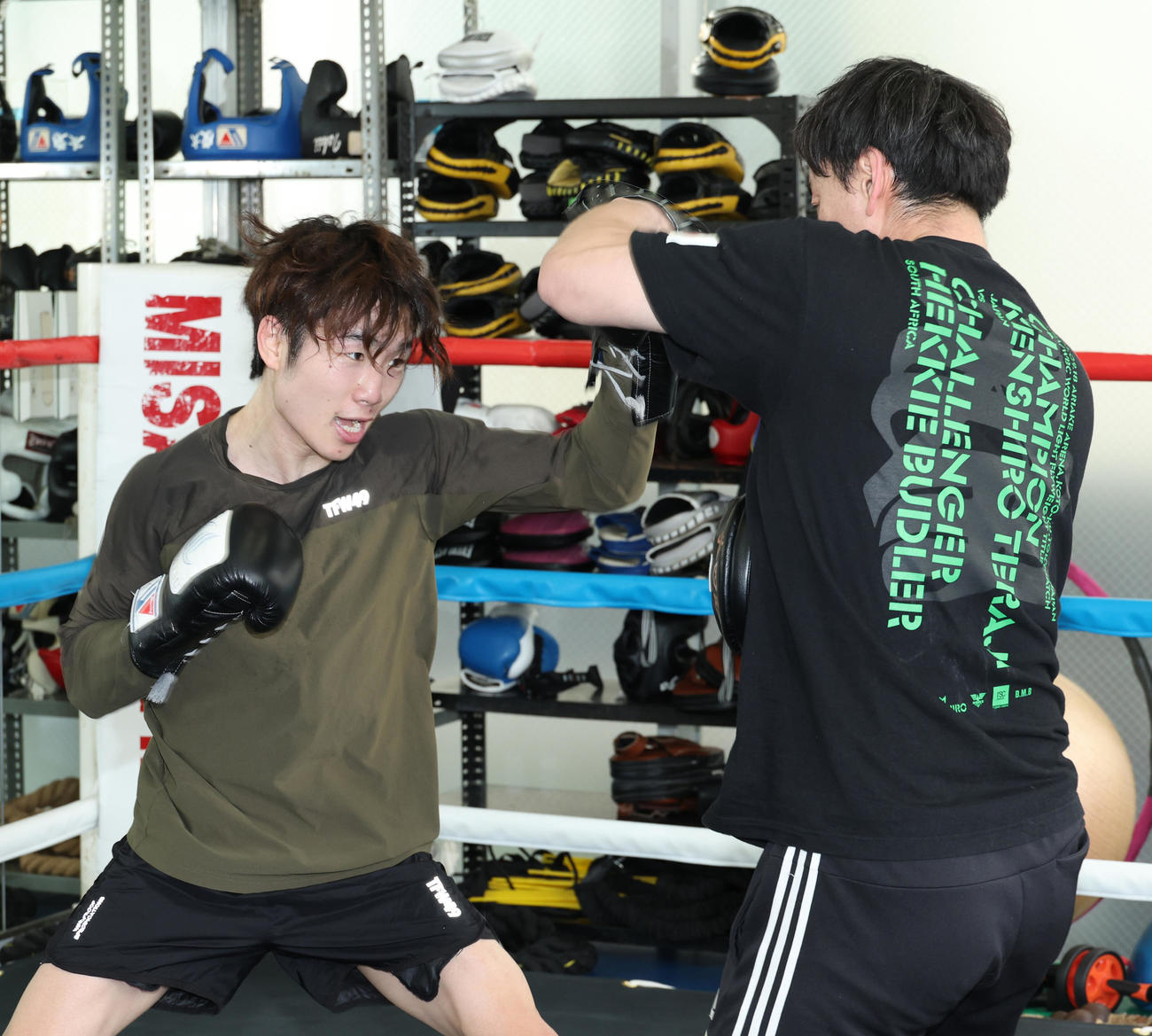加藤トレーナー（右）とミット打ちを行ったWBAスーパー、WBC世界ライトフライ級統一王者寺地（撮影・中島郁夫）