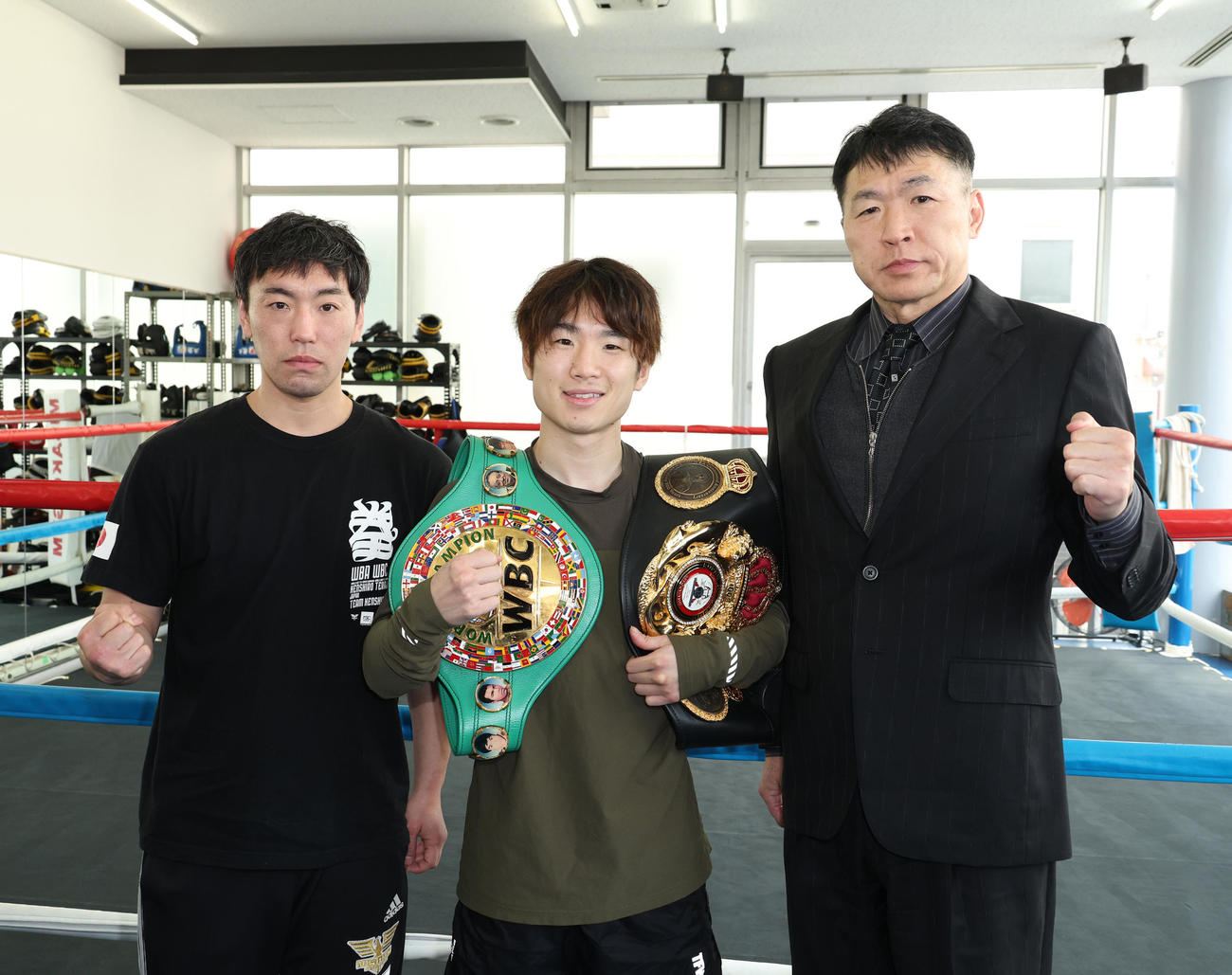 会見を行った、左から加藤トレーナー、WBAスーパー、WBC世界ライトフライ級統一王者寺地、父の寺地永会長（撮影・中島郁夫）