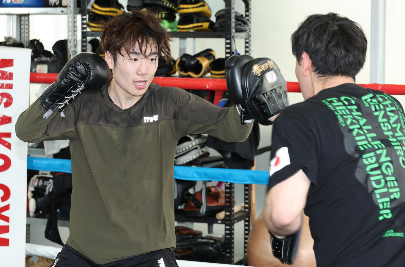 加藤トレーナー（右）とミット打ちを行ったWBAスーパー、WBC世界ライトフライ級統一王者寺地（撮影・中島郁夫）
