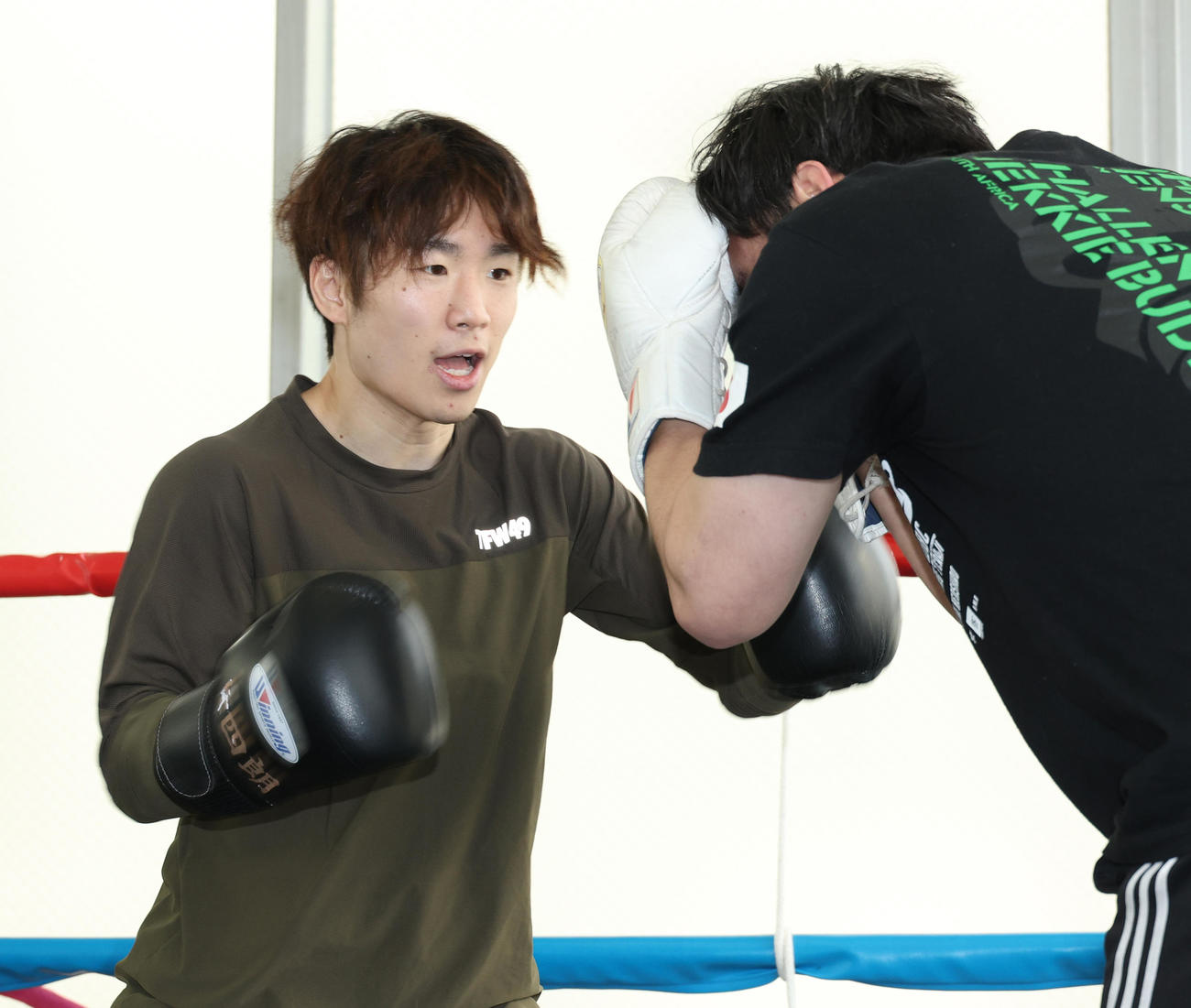 加藤トレーナー（右）とマスボクシングをを行ったWBAスーパー、WBC世界ライトフライ級統一王者寺地（撮影・中島郁夫）