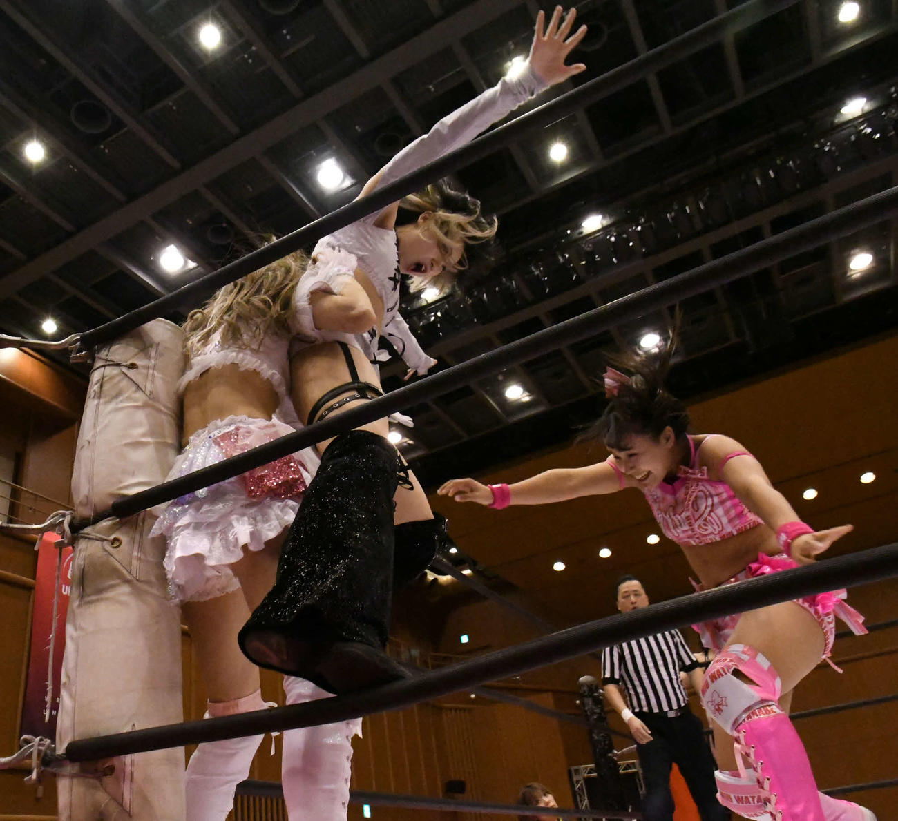 東京女子プロレス神戸大会　辰巳リカ（中央）をぶん投げ、瑞希に串刺しヒップアタックを決める渡辺未詩（東京女子プロレス提供）
