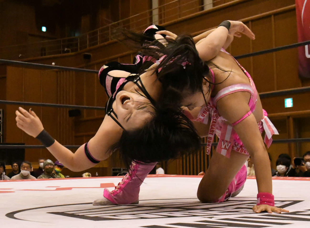 東京女子プロレス神戸大会　山下実優にバックブリーカーを決める渡辺未詩（東京女子プロレス提供）