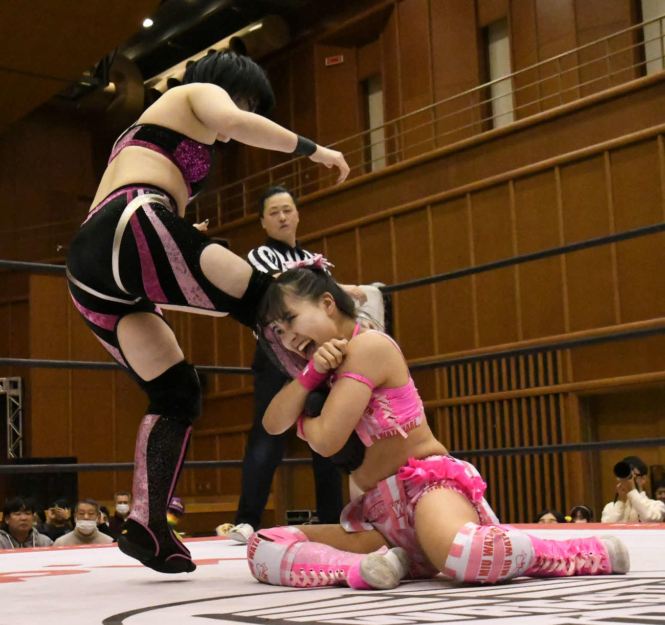 東京女子プロレス神戸大会　山下実優の蹴りを止める渡辺未詩（東京女子プロレス提供）