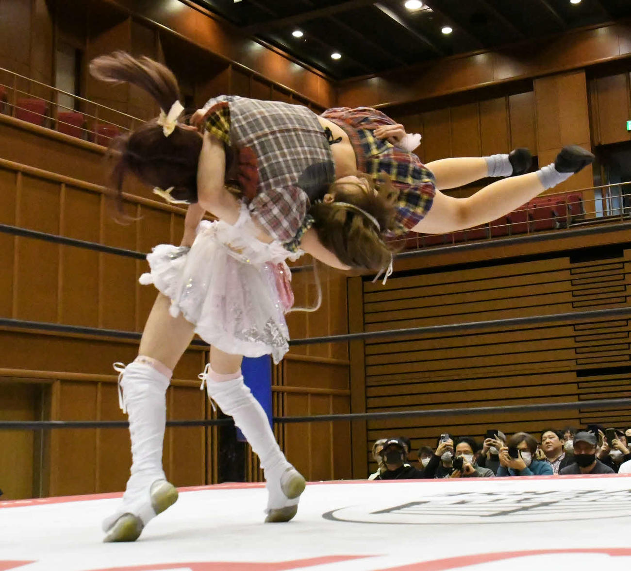 東京女子プロレス神戸大会　原宿ぽむ（右）にキューティースペシャルを決める瑞希（東京女子プロレス提供）