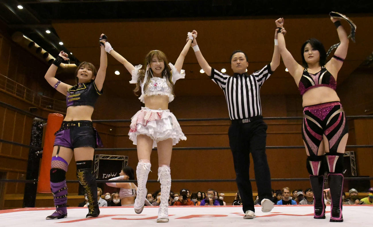 東京女子プロレス神戸大会　勝ち名乗りを受ける、左から角田奈穂、瑞希、1人おいて山下実優（東京女子プロレス提供）