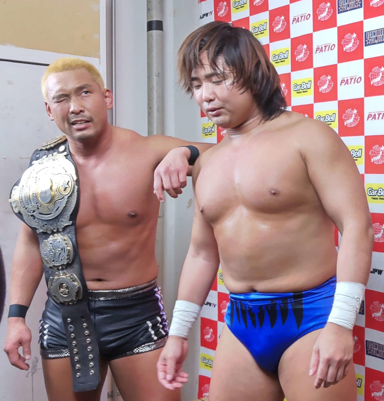 斉藤ブラザーズに敗れた中嶋勝彦（左）と大森北斗
