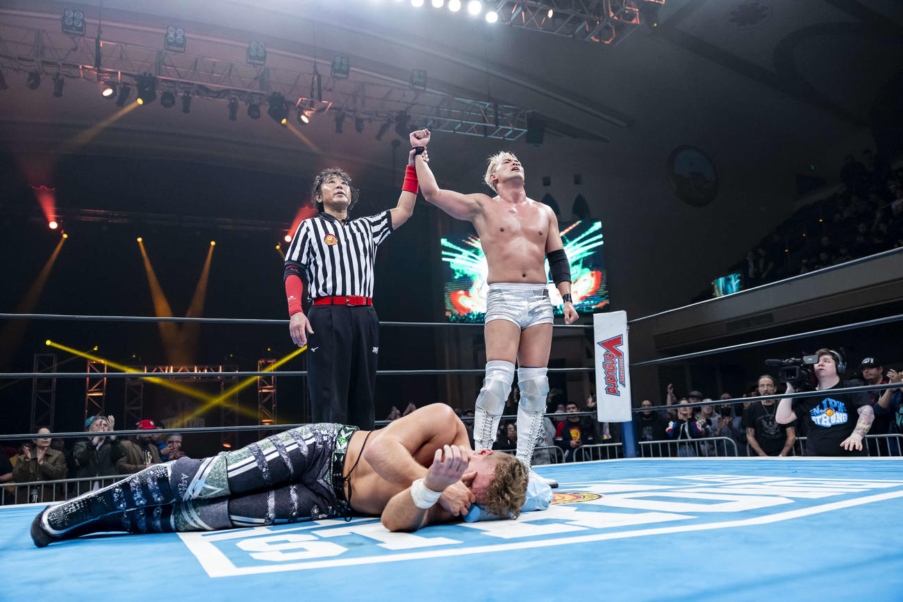 オカダがオスプレイに勝利。直後にBC WAR DOGSが乱入した（写真提供・新日本プロレス）