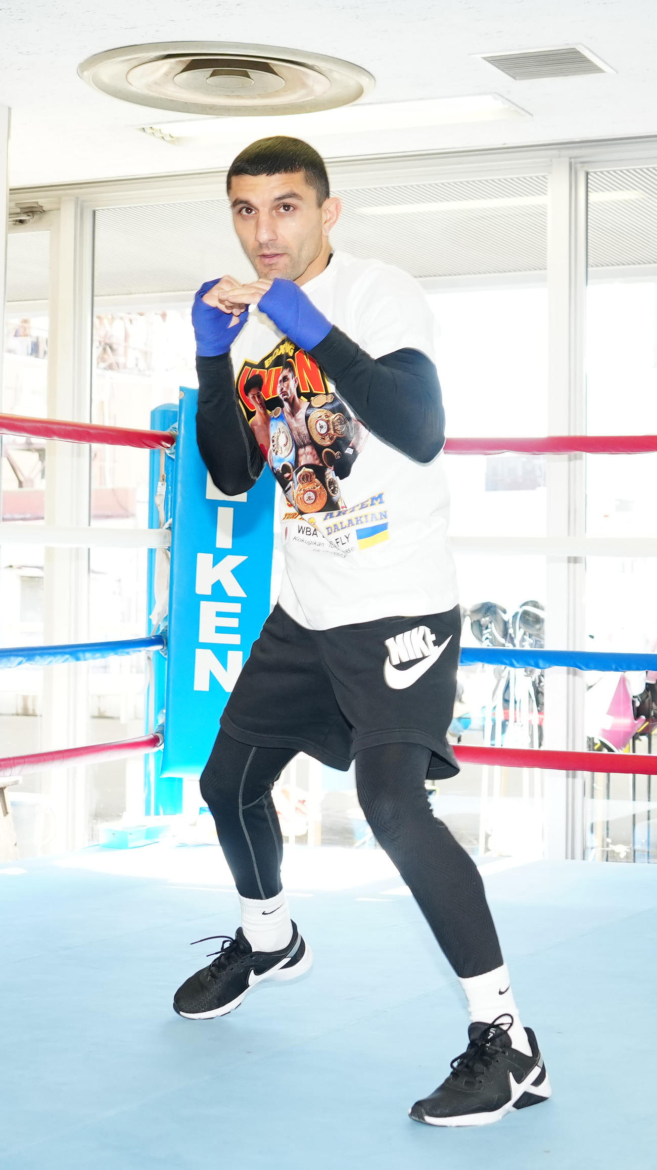 練習を公開するWBA世界フライ級王者のダラキアン（撮影・江口和貴）