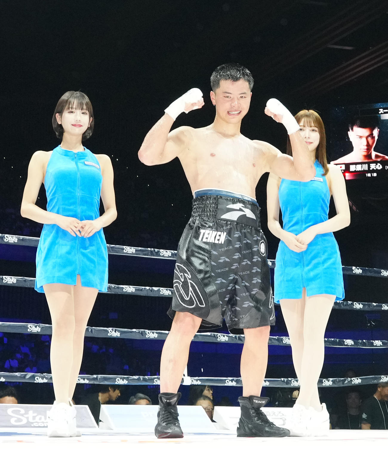 55・79キロ契約体重ノンタイトル戦　8回戦　試合後、ポーズを決める那須川（中央）。右は雪平莉左、左は新唯（2023年9月18日撮影）