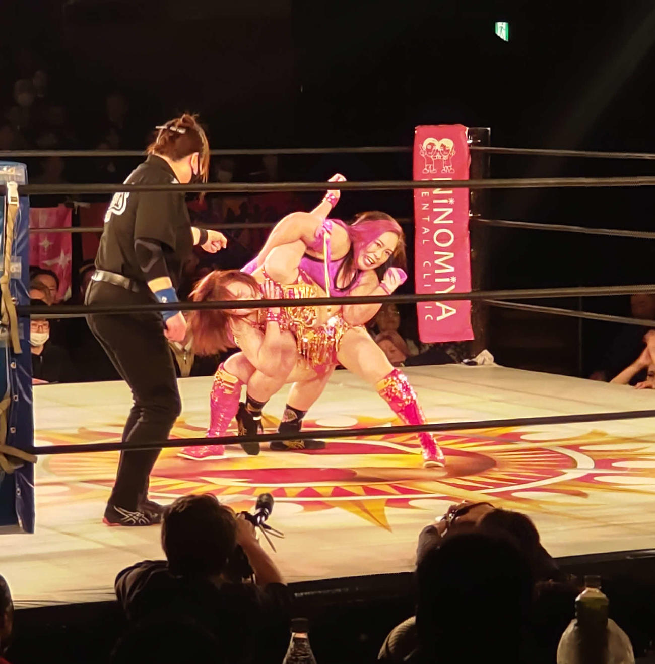 橋本千紘はコブラツイストでSareeeを痛めつけた