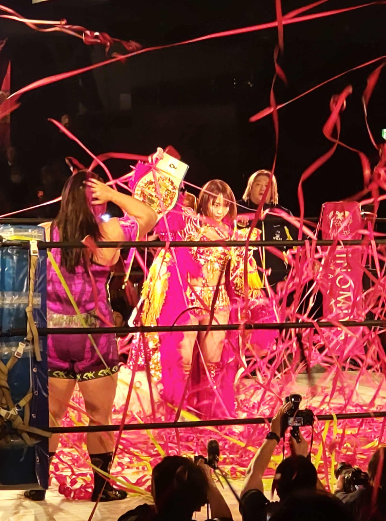 無数の紙テープの中、リングインしたSareee（中央）