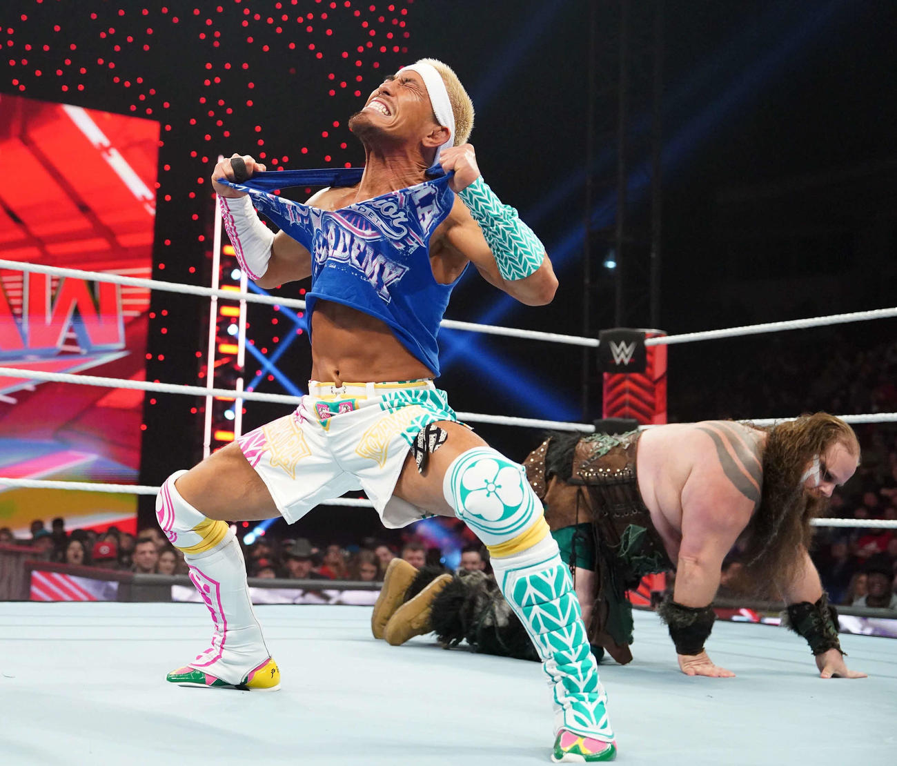 アイヴァー（後方）とのシングル戦でタンクトップを破って気合を入れた戸沢陽（C）2024 WWE, Inc. All Rights Reserved.