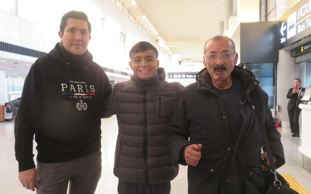 イグナシオ・ナチョ・ベリスタイン・トレーナー（右端）と来日したWBA、WBO世界バンタム級14位ルイス・ロブレス（中央）。左端はホワキン・アルビス・プロモーター