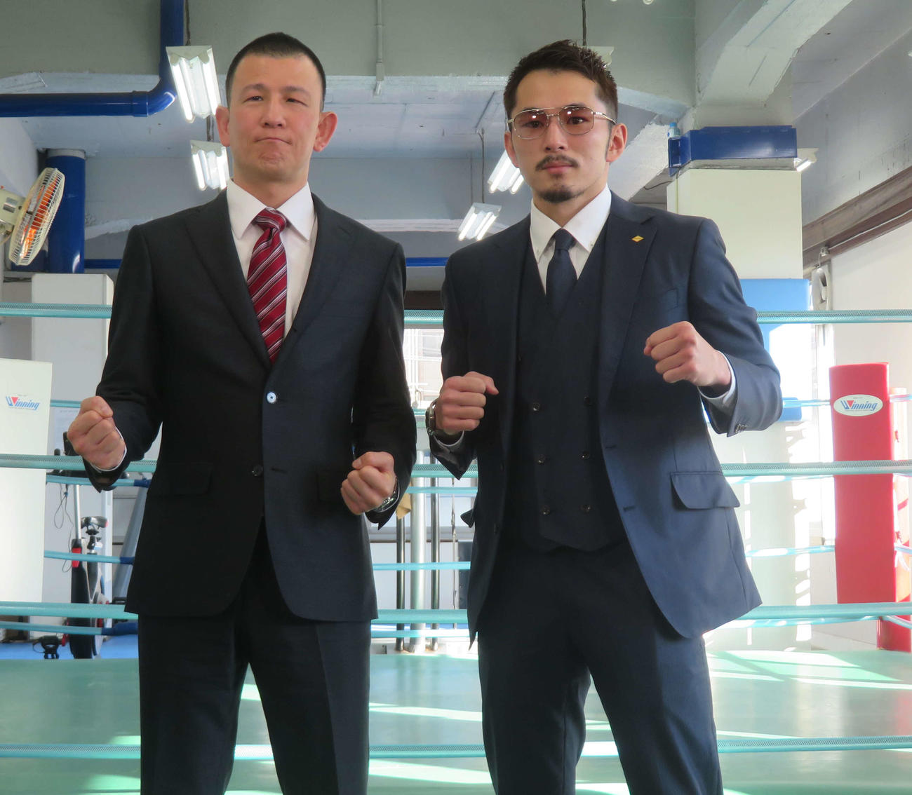 所蔵ジムの片渕剛太会長（左）と世界初挑戦に向けた会見に臨んだIBF世界フェザー級1位阿部麗也