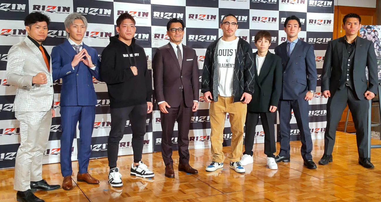 RIZIN追加カード発表会見に出席した（左から）鈴木博昭、伊藤裕樹、堀江圭功、榊原CEO、矢地祐介、浜崎朱加、瀧澤謙太、阿部大治