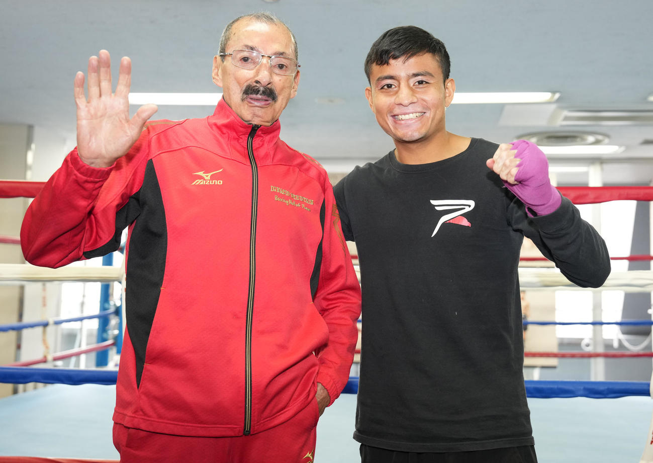 笑顔で写真に納まるロブレス（右）とナチョ・ベリスタイン・トレーナー（撮影・鈴木みどり）