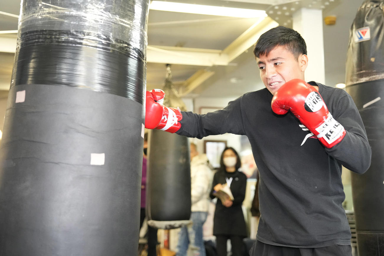 公開練習で汗を流すロブレス（撮影・鈴木みどり）