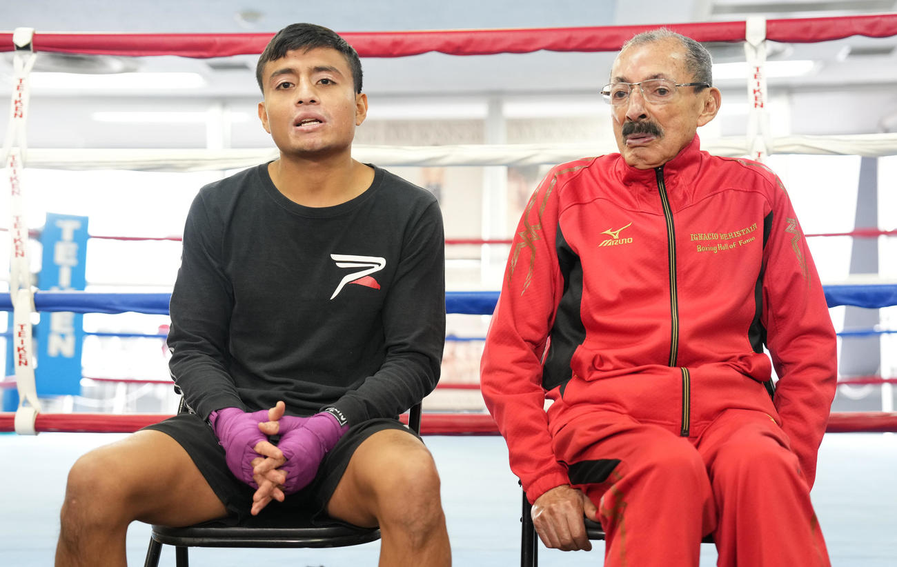取材に応じるロブレス。右はナチョ・ベリスタイン・トレーナー（撮影・鈴木みどり）