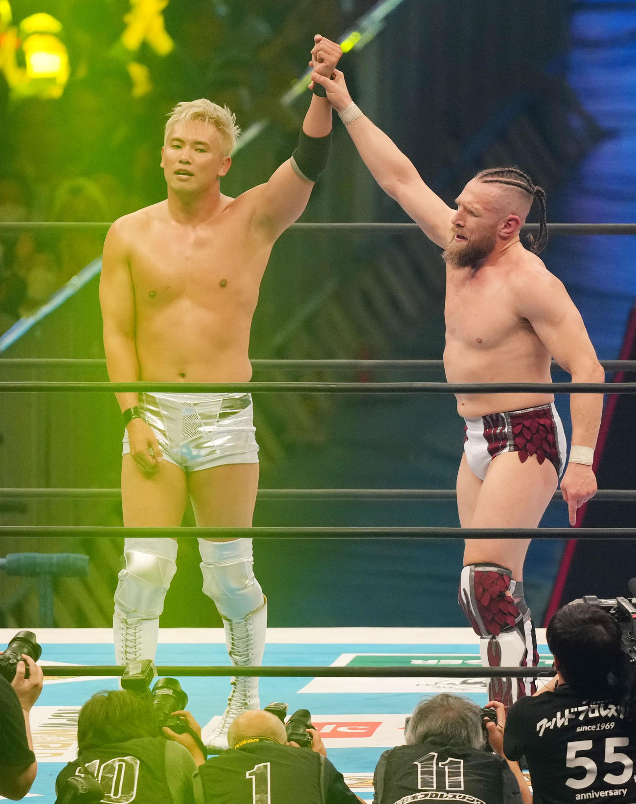 2024年1月4日、試合を終えて健闘を称え合うオカダ・カズチカ（左）とブライアン・ダニエルソン