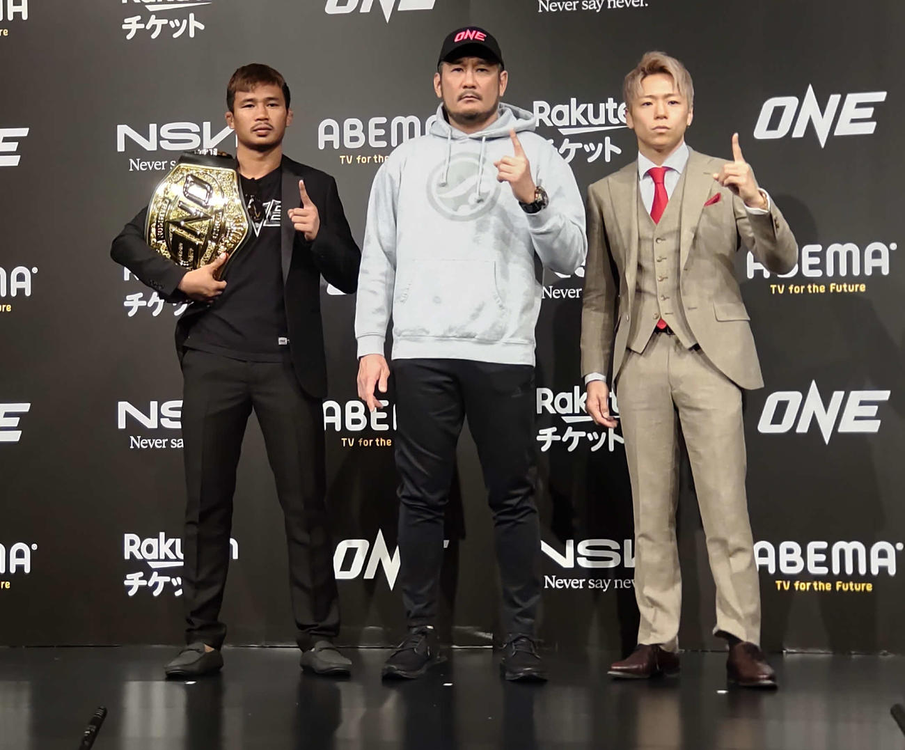スーパーレック（左）と武尊。中央はチャトリCEO（2024年撮影）