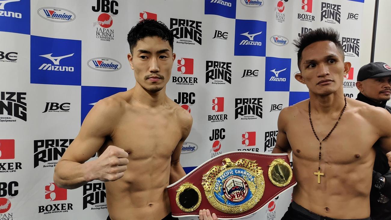 1月20日に東京・後楽園ホールで行われるWBOアジアパシフィック・フェザー級王座決定戦で対戦する藤田健児（左）とジョセフ・アンボ（撮影・首藤正徳）