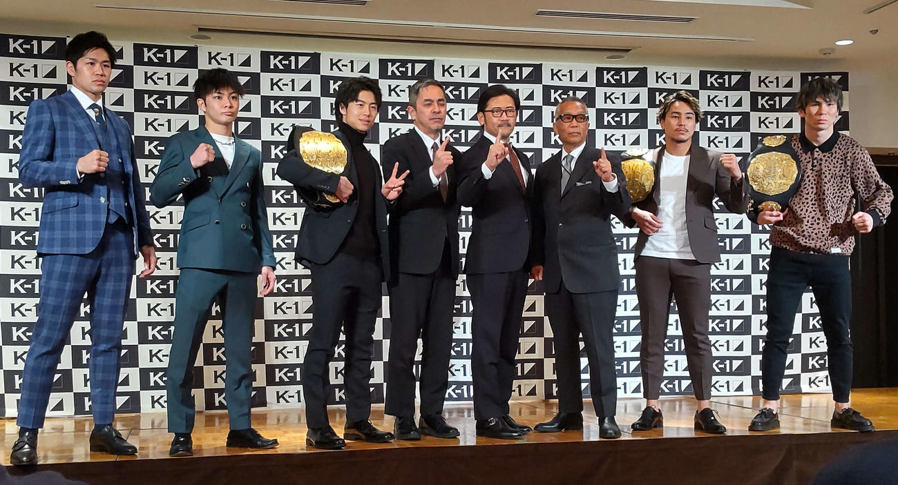 K－1の記者会見に出席した（左から）和島大海、玖村将史、金子晃大、Krush宮田充プロデューサー、K－1カルロス菊田プロデューサー、石井和義氏、軍司泰斗、レオナ・ペタス