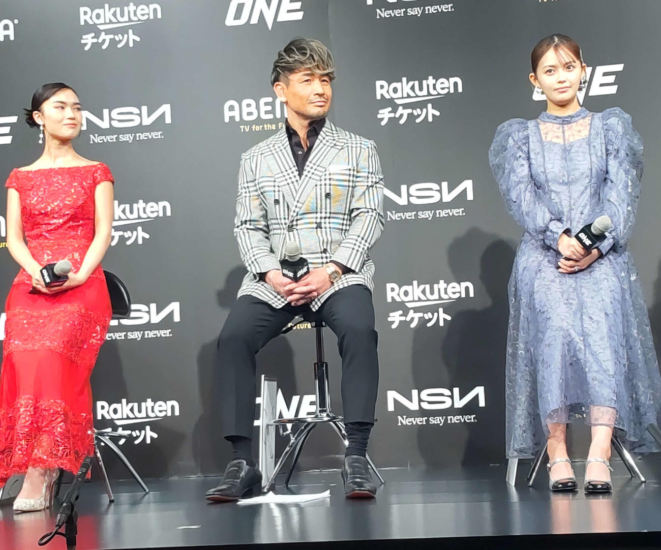 中継リポーターとして大会を盛り上げる森日菜美（右）と舞良（左）中央は魔裟斗氏