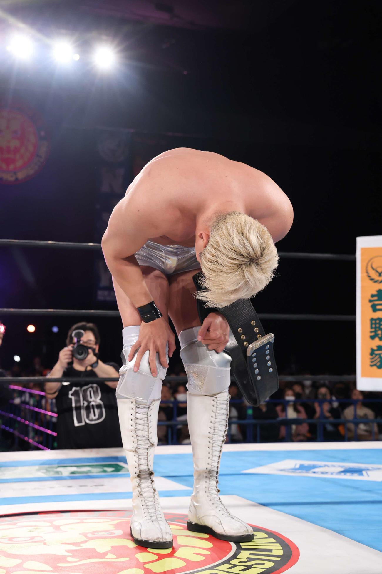 地元愛知のファンに深々とおじぎをするオカダ（写真提供・新日本プロレス）