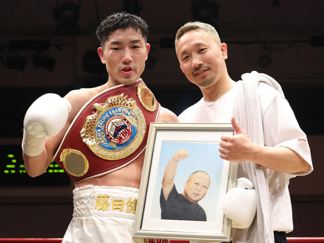 WBOアジアパシフィックフェザー級王者に輝いた藤田。右は粟生トレーナー（撮影・中島郁夫）