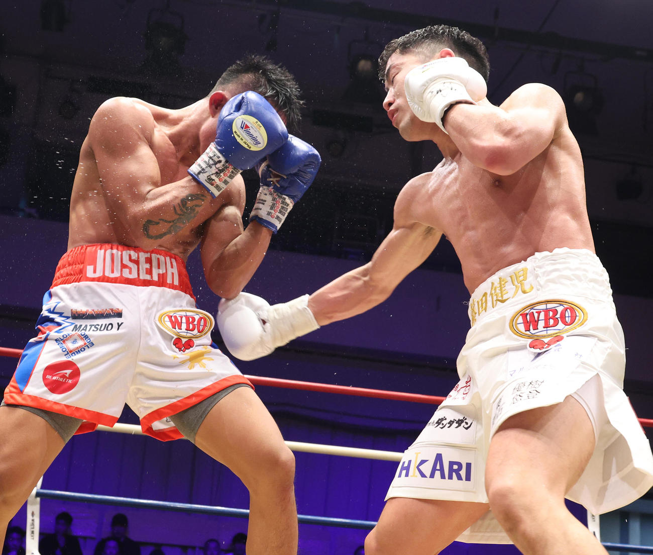 ジョセフ・アンボ（左）にパンチを浴びせる藤田（撮影・中島郁夫）
