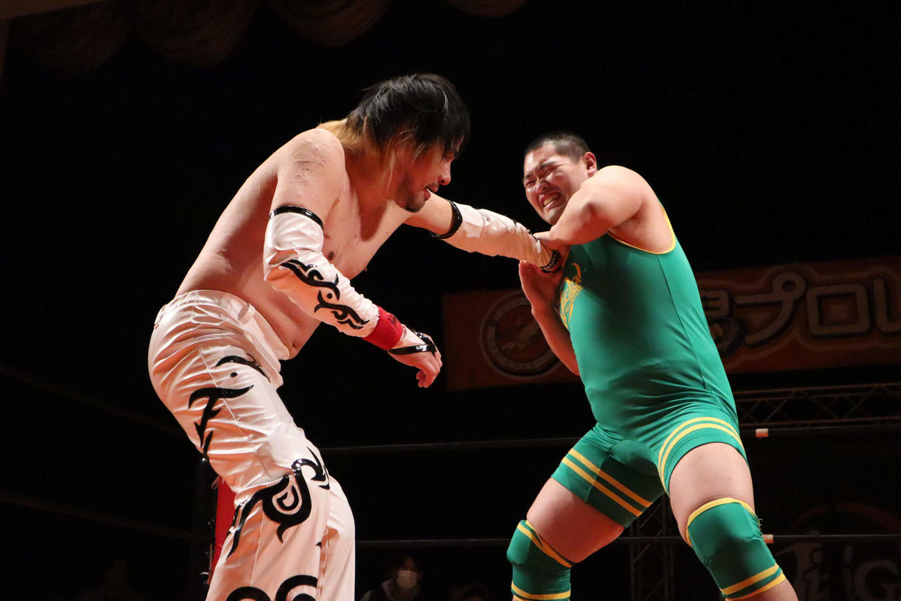 木高（左）の腕を取って攻める齊藤　（新潟プロレス提供）