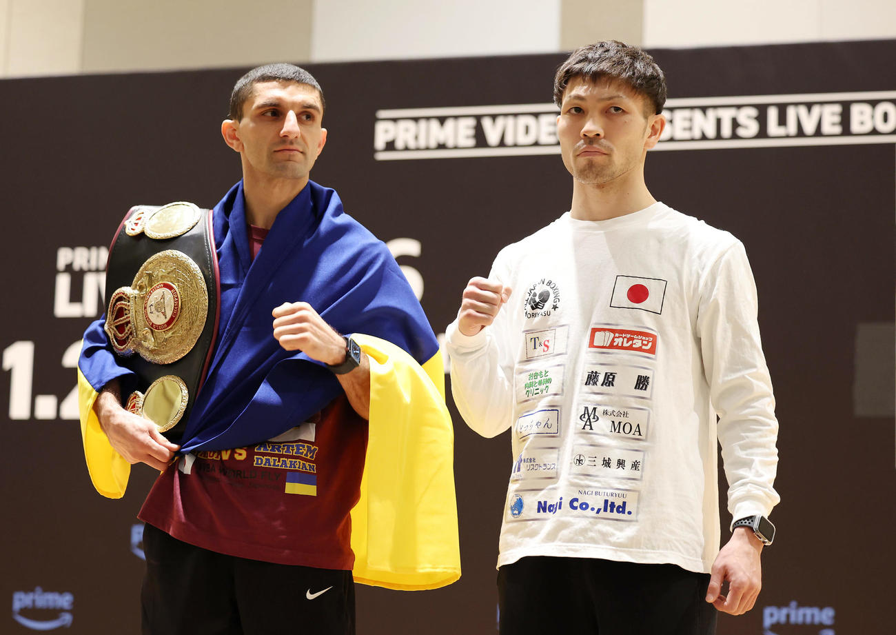 「LIVE BOXING6」の会見を終えポーズをとるダラキアン（左）とユーリ阿久井（撮影・前田充）