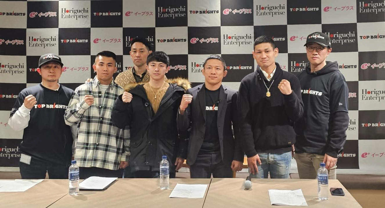 今大会に出場する朝陽・PKセンチャイムエタイジム（左から2人目）、吉成名高（同4人目）、羅向（同6人目）とエグゼクティブ・プロデューサーの堀口恭司（同5人目）（写真提供トップブライツ）