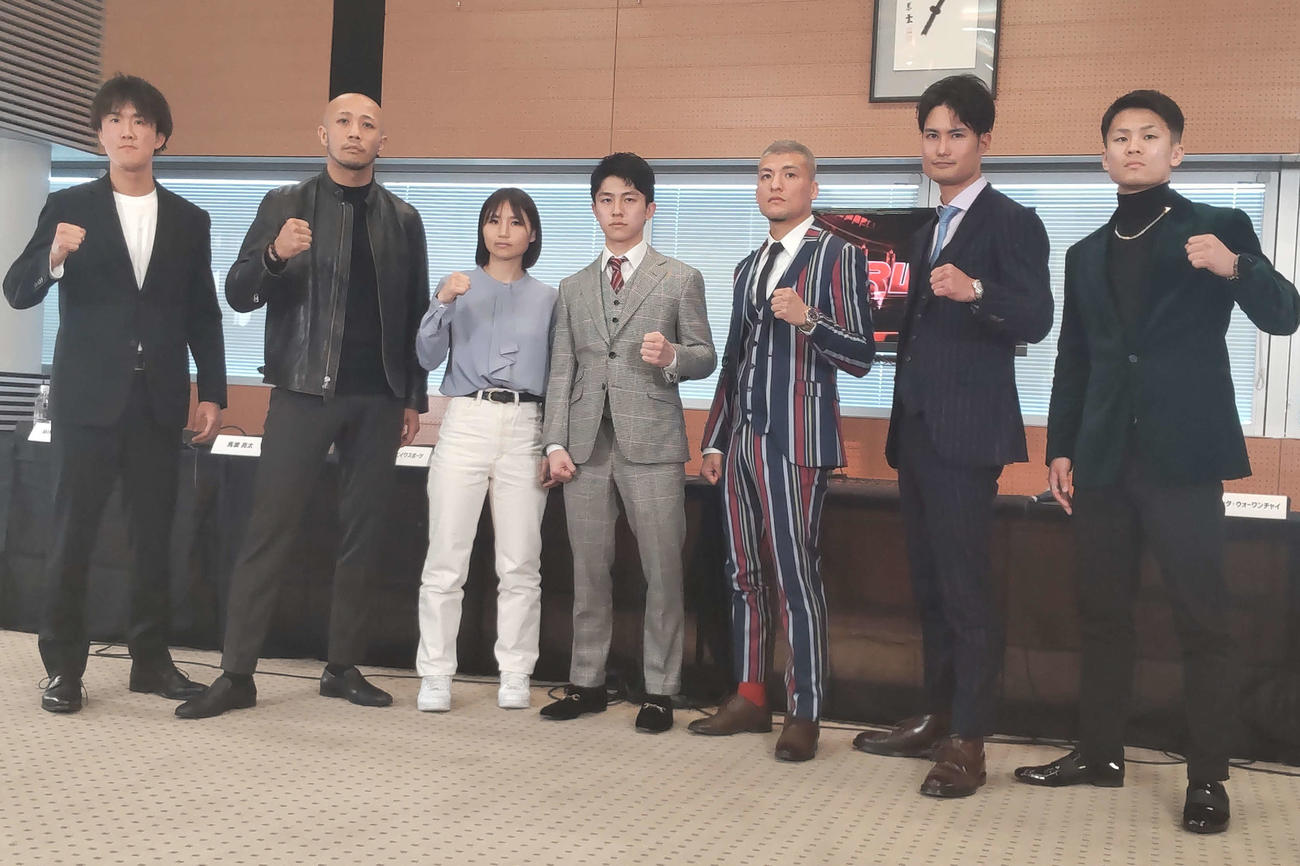 2月12日に日本初上陸するムエタイRWSに出場する（左から）馬渡亮太、マイク・ジョー、伊藤紗弥、吉成名高、永澤サムエル聖光、重森陽太、レンタ・ウォーワンチャイ