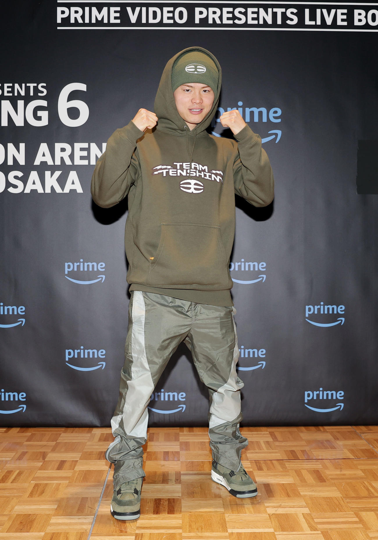 「LIVE BOXING6」の会見を終えポーズをとる那須川（撮影・前田充）