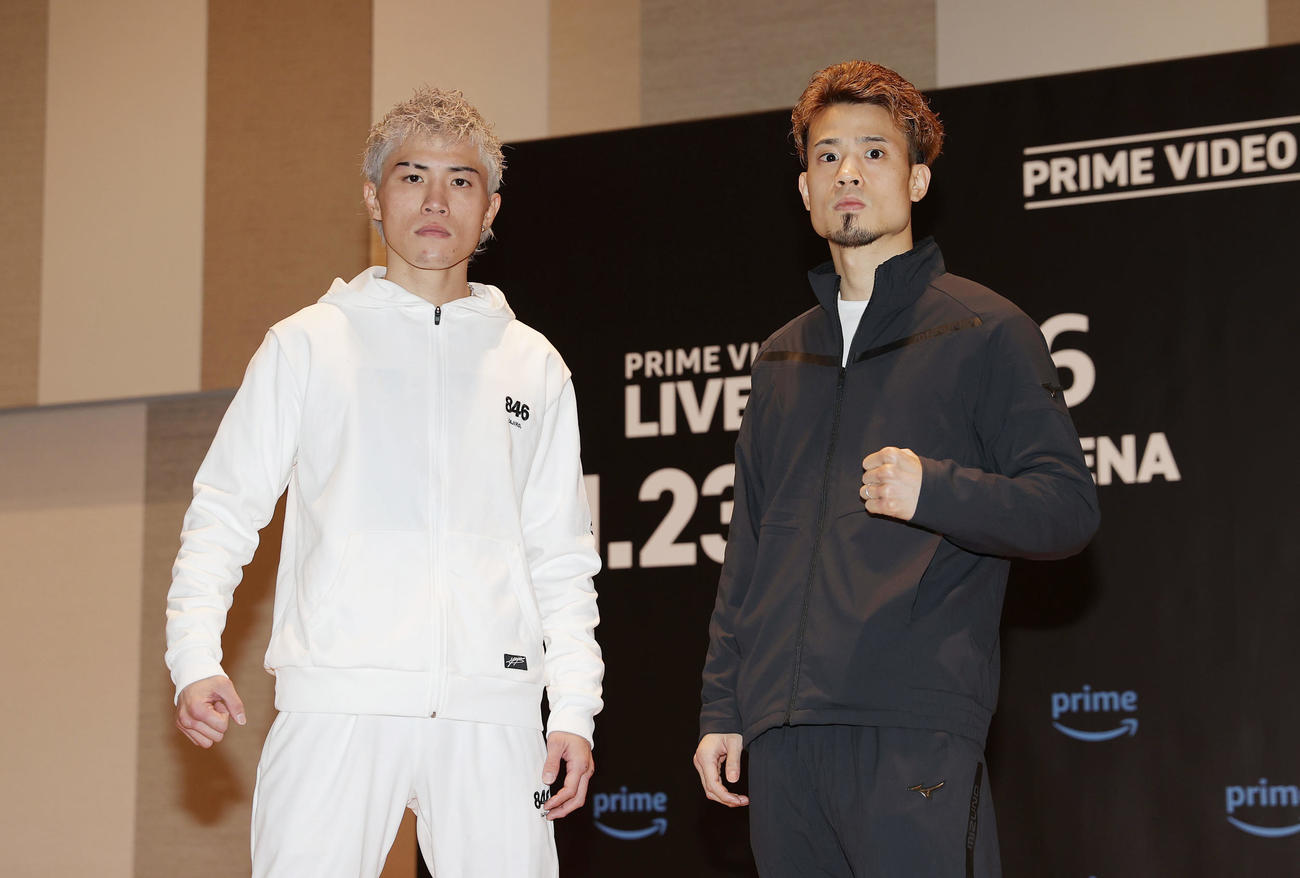 ポーズをとる与那覇（左）と辰吉（撮影・前田充）
