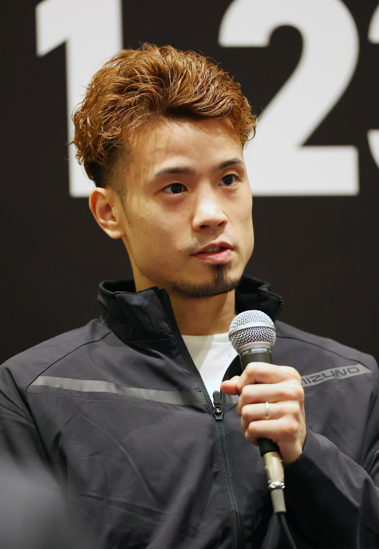 「LIVE BOXING6」の会見に臨む辰吉（撮影・前田充）