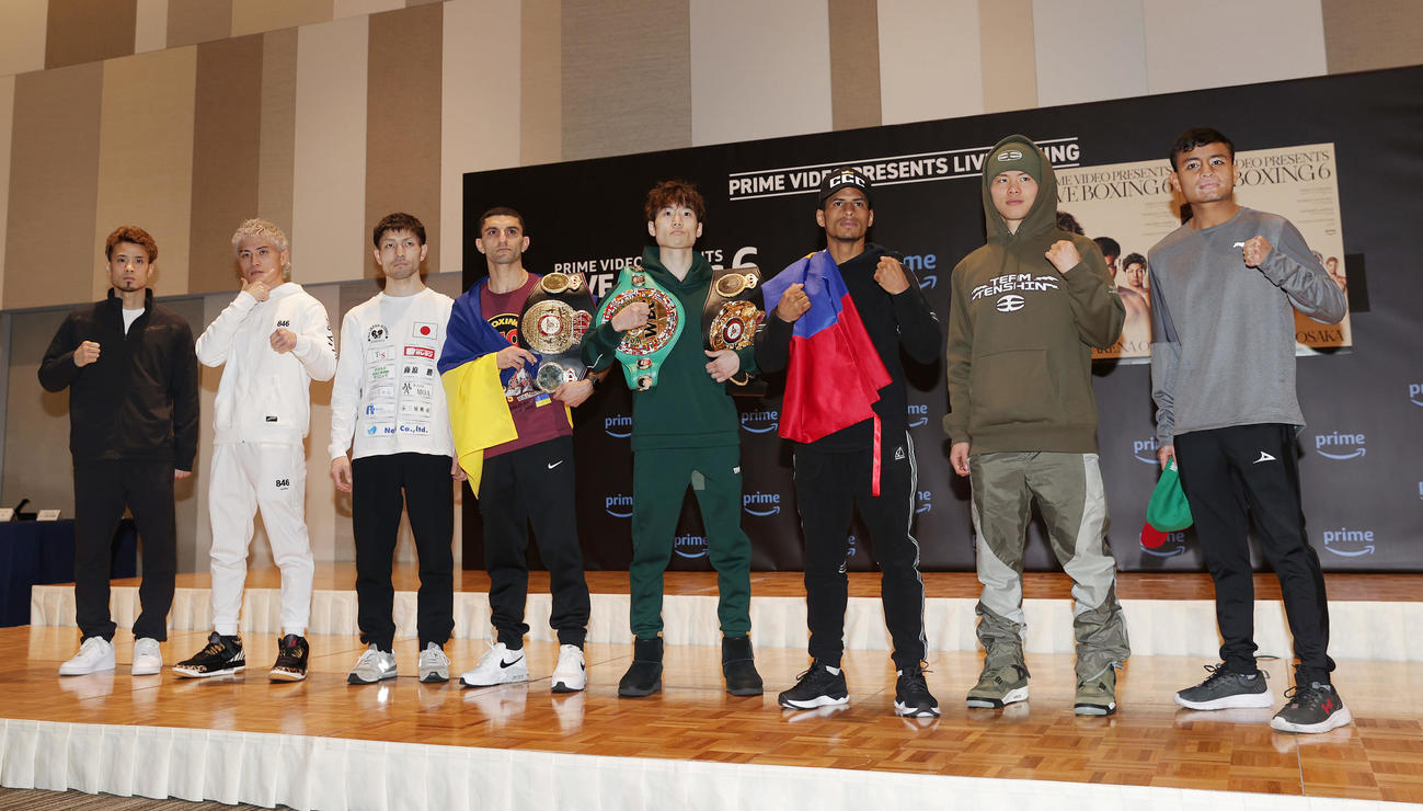 「LIVE BOXING6」の会見を終えポーズをとる、左から辰吉寿、与那覇、ユーリ阿久井、ダラキアン、寺地、カニサレス、那須川、ロブレス（撮影・前田充）