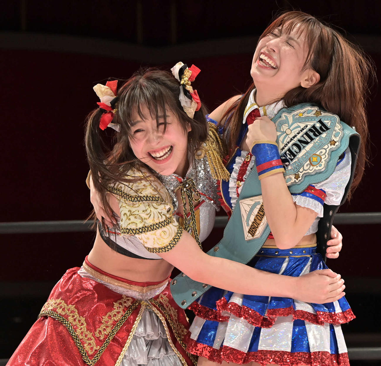 東京女子プロレス　準決勝進出を決め、喜びを爆発させる荒井優希（右）と上原わかな（東京女子プロレス提供）