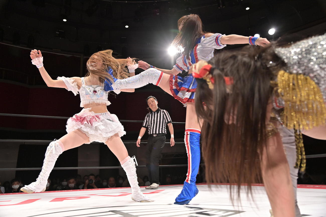 東京女子プロレス　荒井優希は瑞希に強烈な蹴りを浴びせ、上原わかな（右）をアシスト（東京女子プロレス提供）