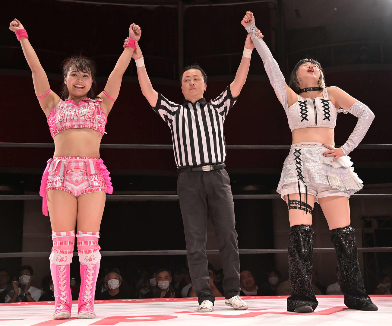 東京女子プロレス　タッグトーナメント準決勝進出を決め、勝ち名乗りを受ける渡辺未詩（左）と辰巳リカ（東京女子プロレス提供）