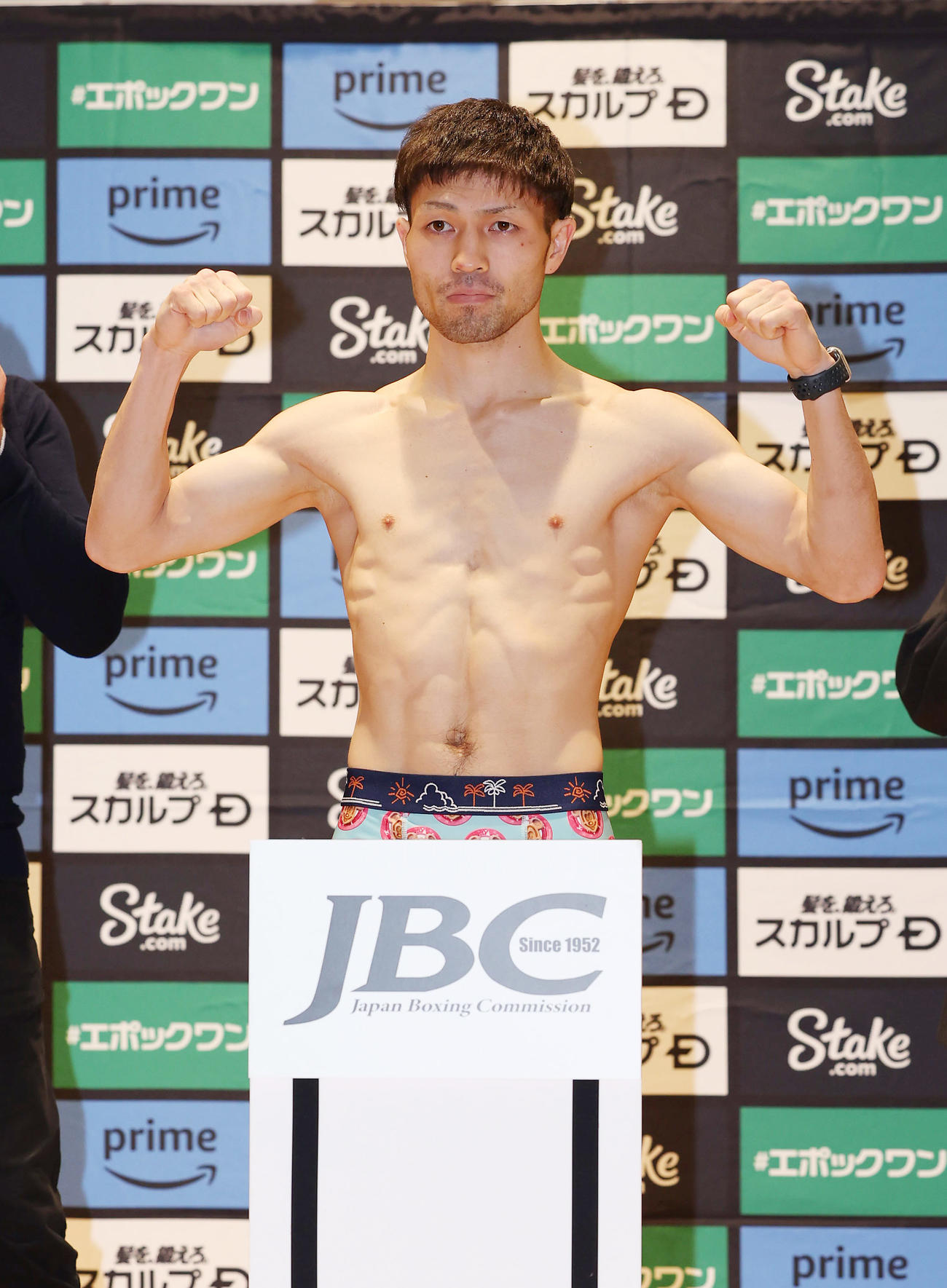 前日計量をクリアしポーズをとるユーリ阿久井（撮影・前田充）