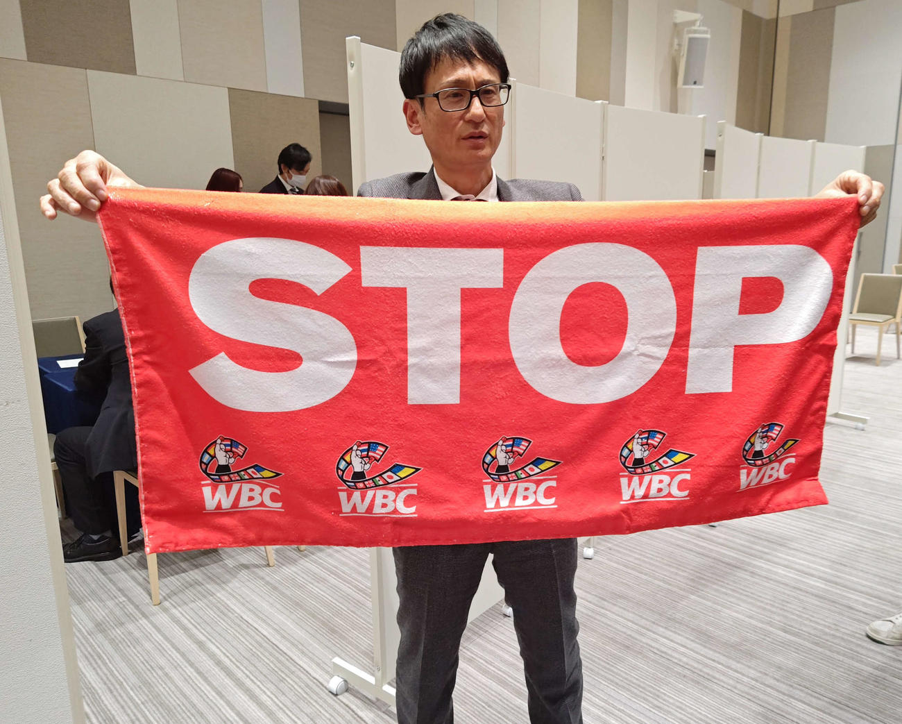 WBC独自で製作された棄権タオルを公開した日本ボクシングコミッションの安河内本部事務局長