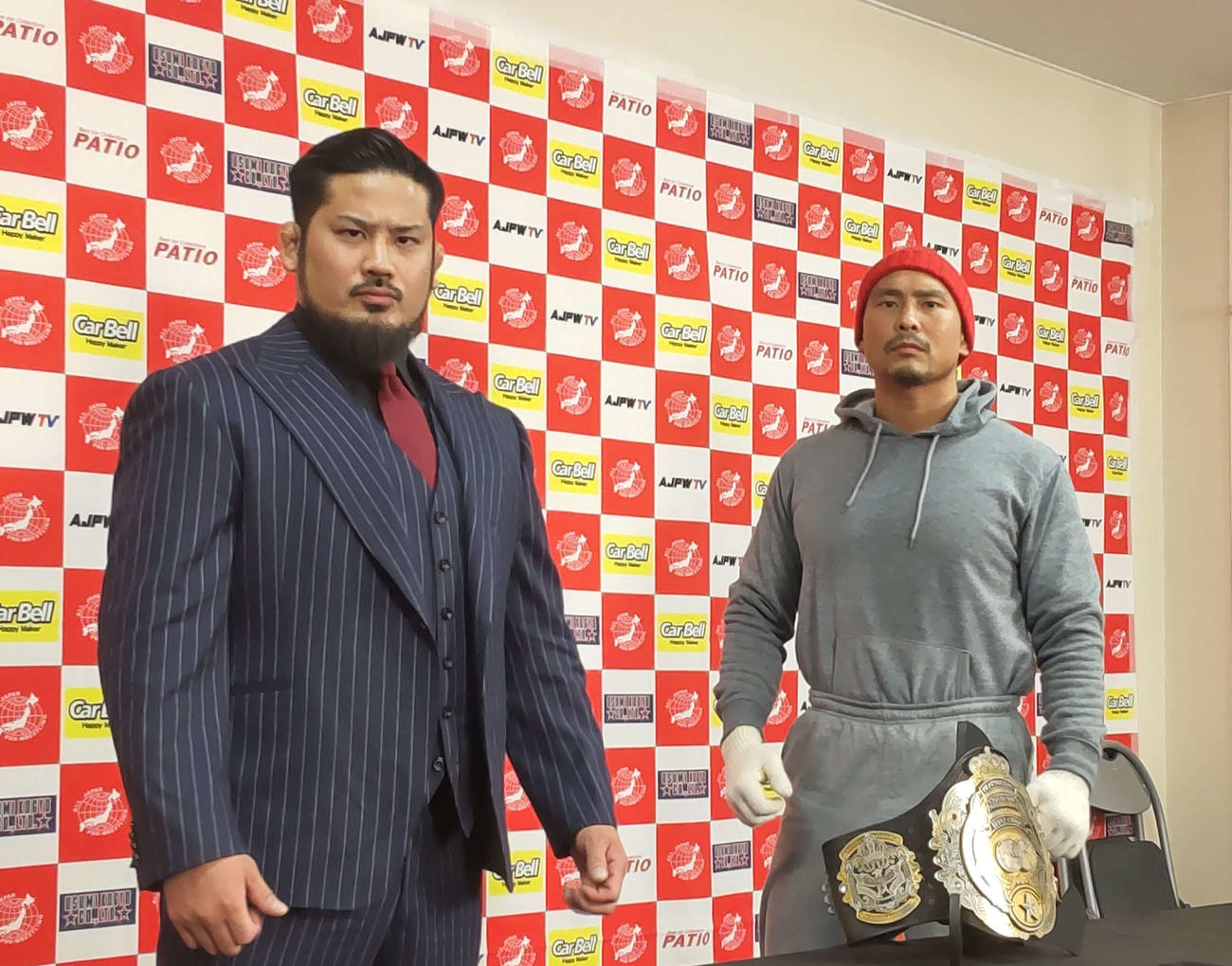 27日八王子大会で三冠ヘビー王座戦を戦う王者・中嶋（右）と挑戦者・芦野
