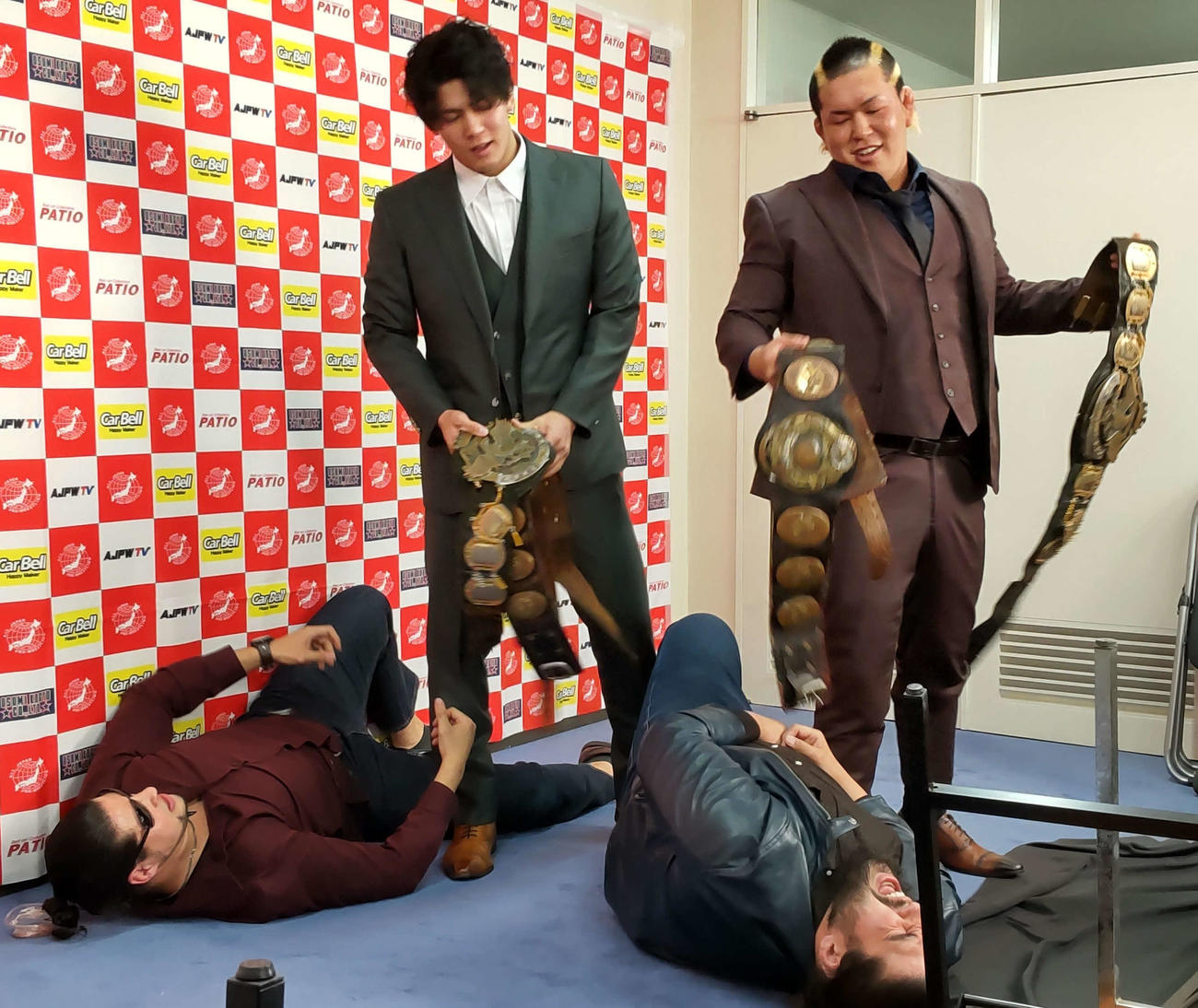 会見終了後に世界タッグ王者・斉藤ブラザーズを襲撃した、挑戦者組の安斉（左）と本田