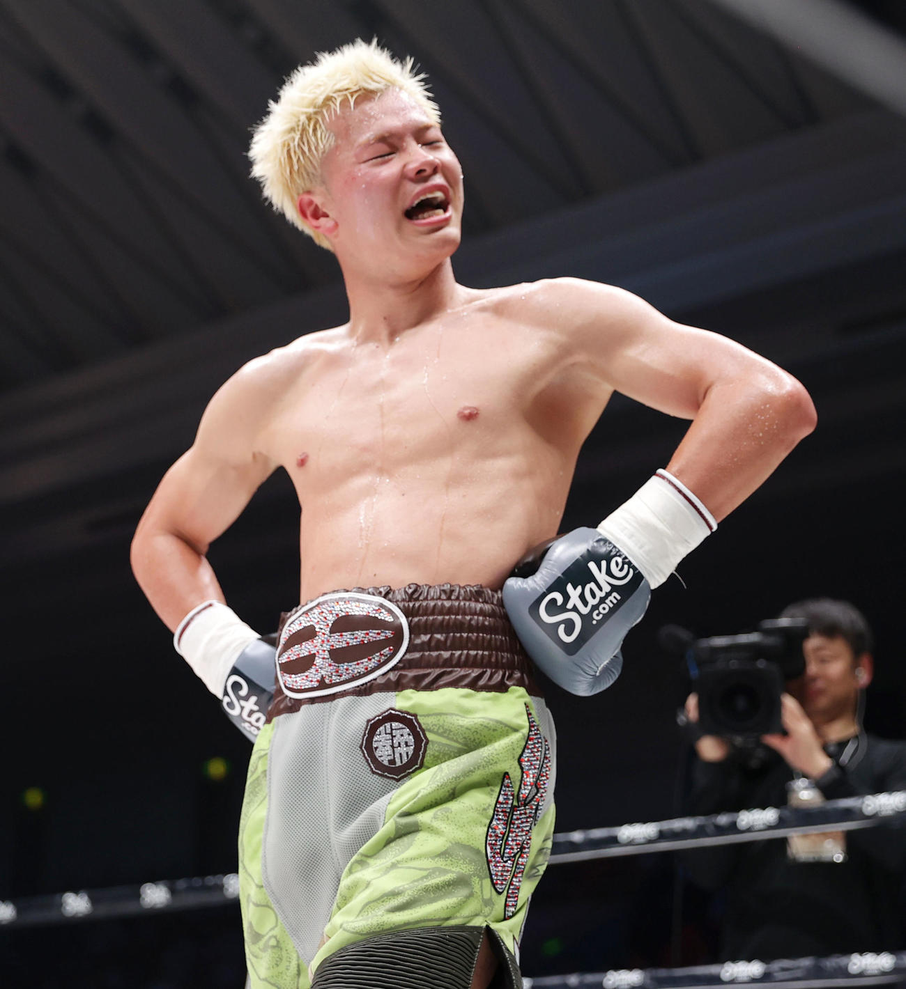 ルイス・ロブレス対那須川天心　ルイス・ロブレスにTKO勝利したものの少し微妙な表情も見せる那須川天心（撮影・前田充）